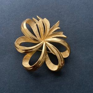 Vintage Crown Trifari Ribbon Gold Brooch
